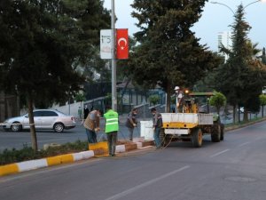 Cadde ve sokaklardaki bordürler püskürtme sistemiyle boyandı