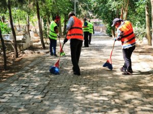 Akçakale’de mezarlıklar rutin olarak temizleniyor