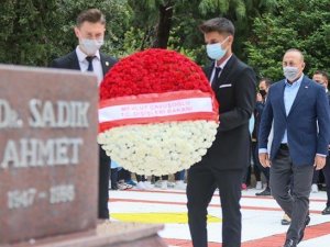 Bakan Çavuşoğlu, Dr. Sadık Ahmet’in kabrini ziyaret etti