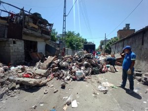 Adana’da bir evden 6 kamyon çöp çıkarıldı