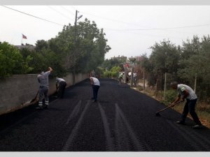 Akdeniz’de asfalt yama ve yol açma çalışmaları sürüyor