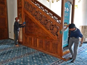 Mahalle sakinlerinden cami temizliği