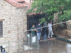 Antalya’da aniden bastıran sağanak yağış, vatandaşı hazırlıksız yakaladı