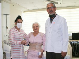 1,5 senedir oturamayan ve yürüyemeyen 78 yaşındaki hasta, Egekent’te ayaklandı