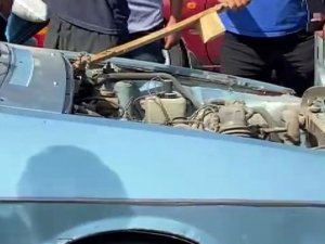 Otomobile giren yılanı vatandaşlar çıkardı