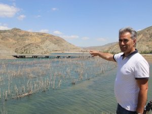 Suyu çekilen barajda ilginç görüntüler oluştu