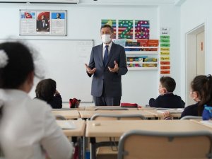 Bakan Selçuk, yüz yüze eğitimin ilk gününde çocuklarla okulda buluştu