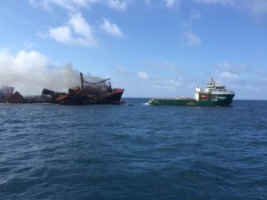 Sri Lanka’da günlerdir yanan konteyner gemisi batıyor