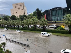 Samsun’da sağanak: Bazı caddeler göle döndü