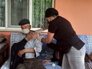 “Covid-19 savaşçıları” köylerde aşılama çalışmalarına devam ediyor