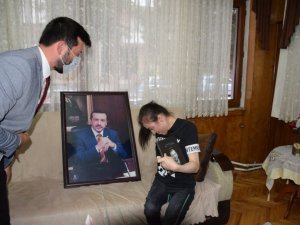 AK Partili gençler, Erdoğan hayranı engelli genci sevindirdi