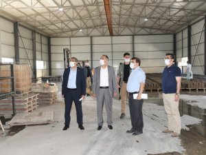Vali Çuhadar, kilitli parke üretim tesisini inceledi