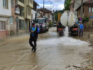 Turistik beldeyi sel bastı, belediye ekipleri kısa sürede temizledi