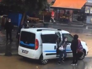 Yolu su basınca araç geçit oldu, görenler şaşırdı