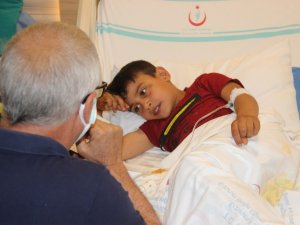 Süt kazanına düşerek yanan çocuk, okuma yazmayı hastanede öğreniyor