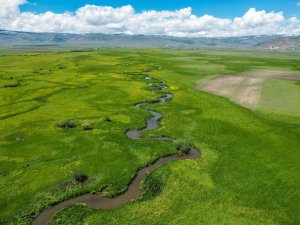 Ardahan ovasında akan derelerin oluşturduğu menderesler görsel şölen sunuyor