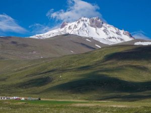 Kar yağışının ardından Erciyes beyaza büründü