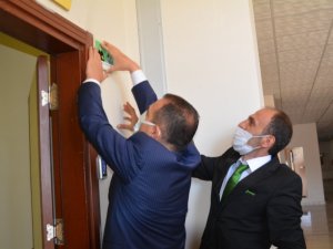 Vali Akbıyık, engelli yönlendirme levhaları astı