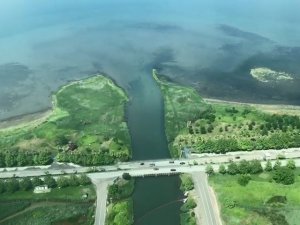 Sorumsuzların kırmızıya boyadığı dere temizlendi