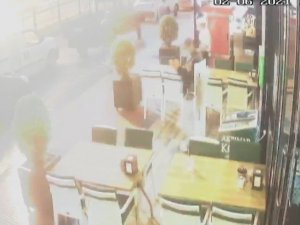 Karşı kaldırımdaki ağaca yıldırım düşünce neye uğradıklarını şaşırdılar