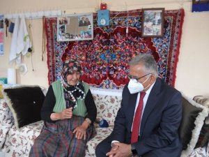 Başkan Büyükkılıç, Necibe Nine’nin davetini geri çevirmedi