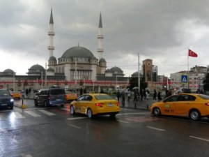 Taksim’de önce hava karardı sonra sağanak yağış başladı