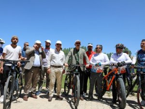 Kuraklığa dikkat çekmek için 200 bisikletli pedal çevirdi