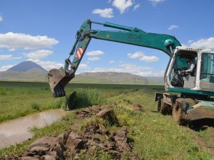 Eleşkirt Ovasında sulama kanallarında temizlik çalışması başladı