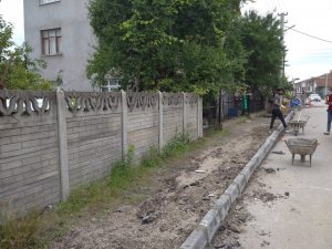 Yeni kaldırım ve onarım çalışmaları sürüyor