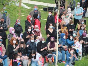 Bilecik’te koronavirüsle omuz omuza dans edildi