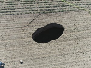 Konya’da pancar tarlasında korkutan obruk