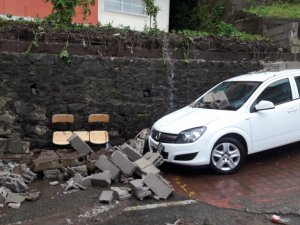 Giresun’da şiddetli yağmur sonrası bahçe duvarı yıkıldı