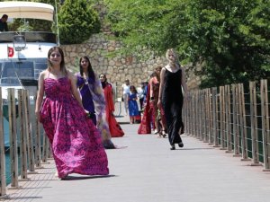 Halfeti’de turizm sezonu ’karagül’ temalı defileyle açıldı