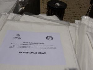 Engelli bireylerin ürettiği maske ve seccadeler cami cemaatine dağıtıldı