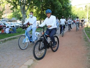 Osman Güder, sağlıklı yaşam için gençlerle pedal çevirdi