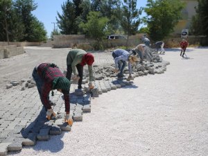 Sökülen eski parke taşları yeniden değerlendiriliyor