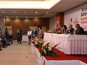 Başkan Akdoğan Kılıçdaroğlu’na turizm sektörüyle ilgili raporu teslim etti