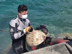 Kuşadası’nda şaşırtan görüntü, denizden klozet çıktı