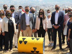 İzmir’in Çernobiline karşı ‘Duran Adam’ eylemi sürüyor