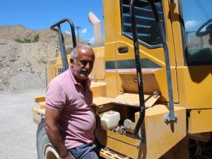 İş makinesinin kepçe hidroliğinin üstü 3 yıldır kuş yuvası oldu