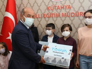 Yarışmada dereceye giren öğrencilere ödül