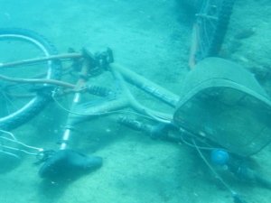 Denizin dibinde bisiklet, akü, araba lastiği, şişeler, halı, tencere, çit teli bulundu