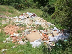 Bilecik’te kaçak dökülen moloz yığınları çevre kirliliğine yol açıyor