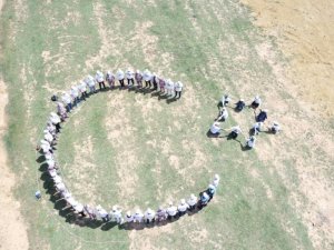 Çekmeköy’de 5 Haziran Dünya Çevre günü etkinliğine katılanlar bayrak figürü oluşturdu