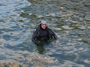 Belediye Başkanı çevre gününde deniz salyası için daldı