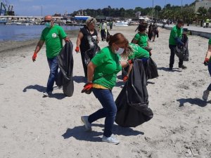 Salya kabusuyla çalkalanan Marmara’nın kıyılarında çöp temizliği