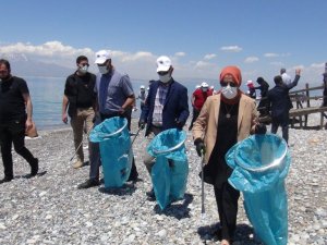 Van Gölü sahili temizlendi