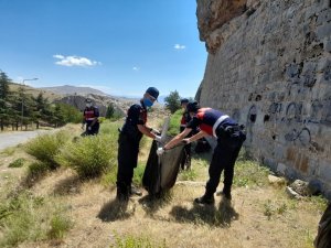 Jandarma ekipleri, çevre temizliği yaparak örnek oldu