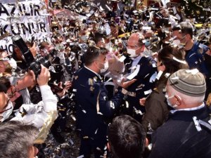 Bakan Soylu’yu Afyonkarahisarlı esnaf havai fişek ve konfeti patlatarak karşıladı