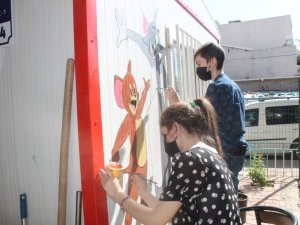 Çocukların mahalle parkına çizdiği resimler büyük beğeni aldı